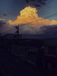 夏近し突如噴火の桜島