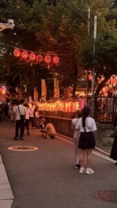 提灯の灯にいそいそと盆踊り