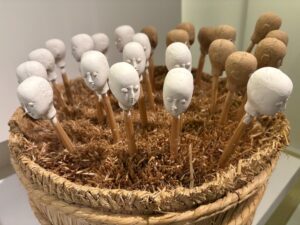 夜なべとて命吹き込む仕事して