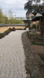 川凍る時世の動きそびらにし