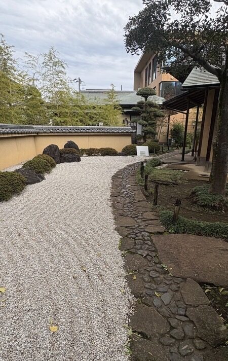 川凍る時世の動きそびらにし