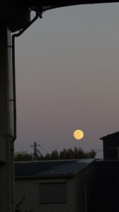 空に開く穴の静謐初満月