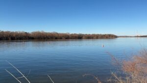 浅春の湖渺渺と横たはり