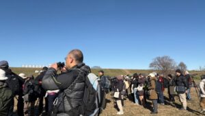 着膨れて一点凝視探鳥会