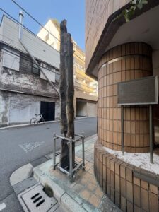 巡り来る春空襲の遺産ひそ