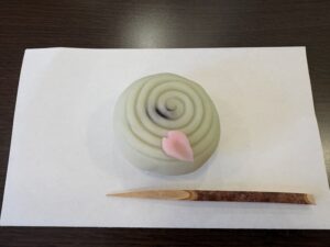 花びらは水に止まることをせず