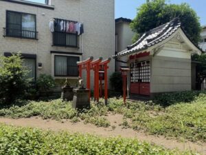 並べて夏市井の隅の稲荷社も