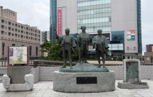 梅雨空や信号待ちの旅の衆