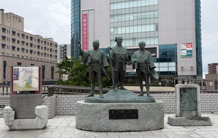 梅雨空や信号待ちの旅の衆