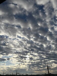 雲行きの怪しき空やかき氷