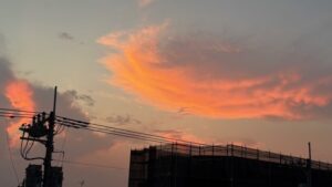 捨て切れぬ故郷ありけり秋の雲