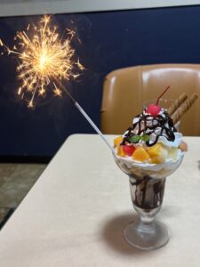 誕生日手花火一つ燃えて尽く