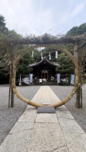 塵一つなき境内に在り茅の輪