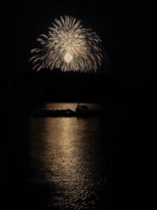 洋上の夜に息づく沖花火