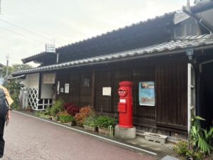 晩秋の宿場小道具めくポスト