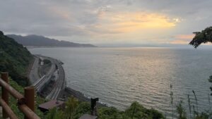 秋風の薩埵峠や駿河湾